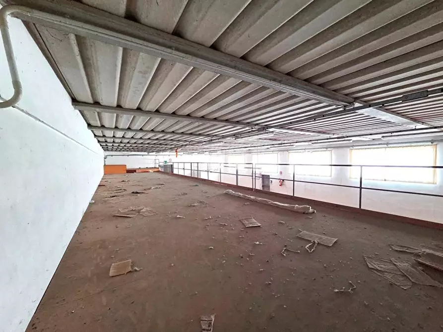 Immagine 16 di Attività artigianale in affitto  a Porcari