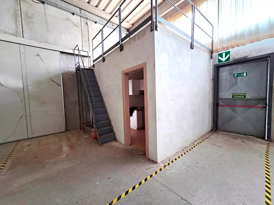 Immagine 9 di Attività artigianale in affitto  a Porcari