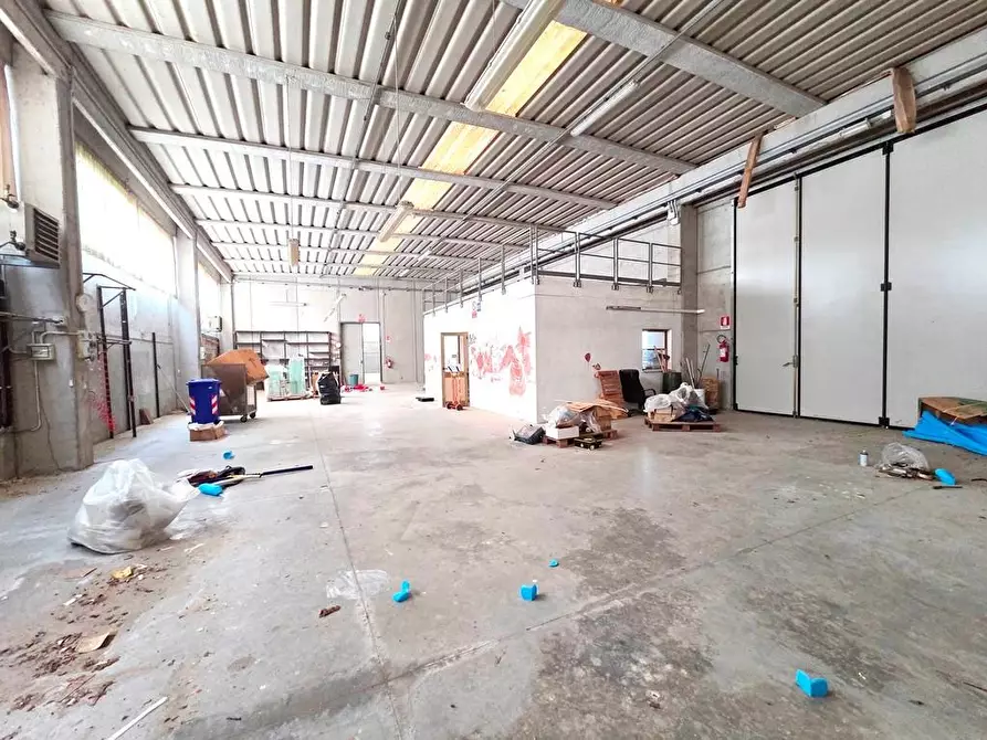 Immagine 12 di Attività artigianale in affitto  a Porcari