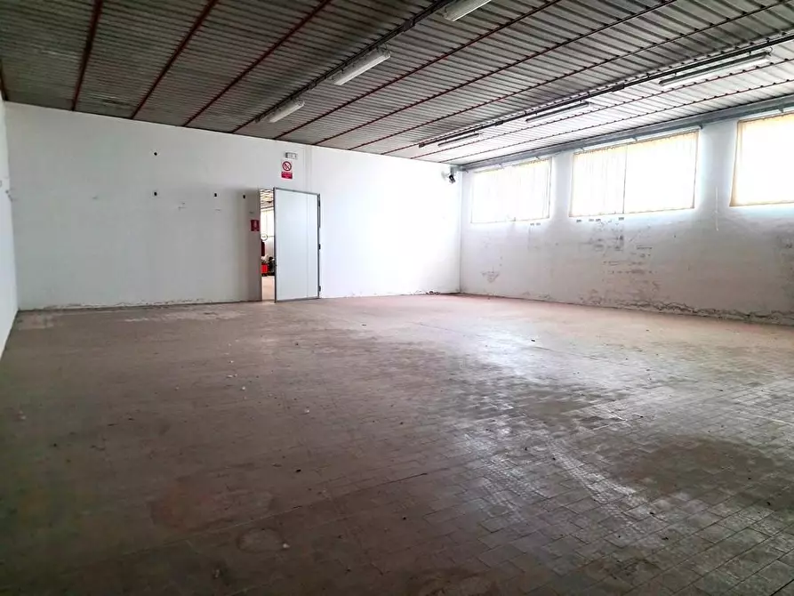 Immagine 19 di Attività artigianale in affitto  a Porcari