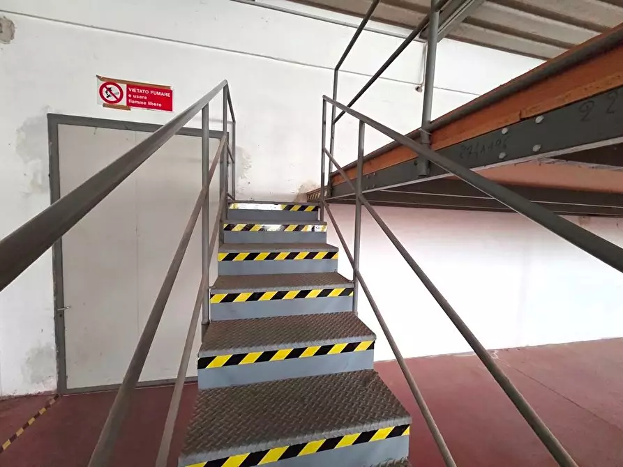 Immagine 15 di Attività artigianale in affitto  a Porcari