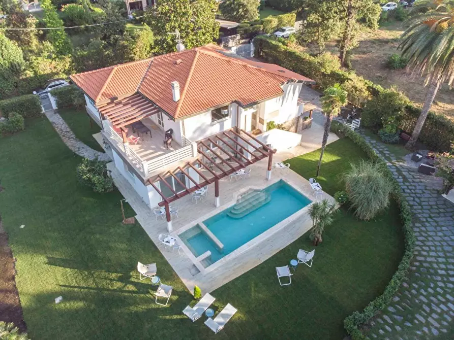 Immagine 2 di Villa in affitto  a Pietrasanta