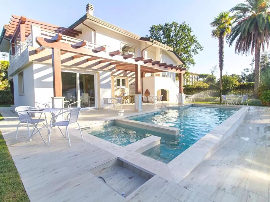 Immagine 1 di Villa in affitto  a Pietrasanta