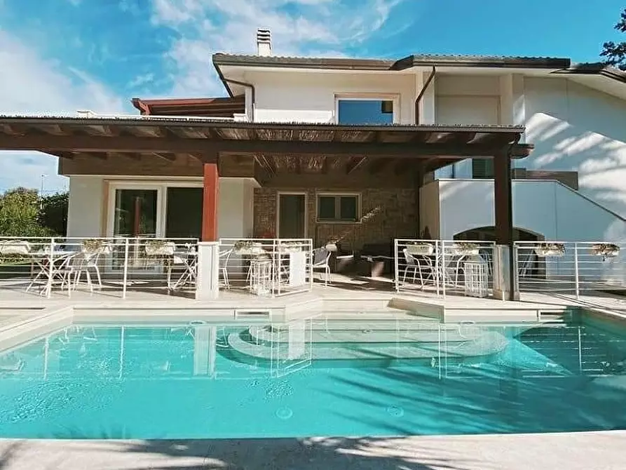 Immagine 7 di Villa in affitto  a Pietrasanta