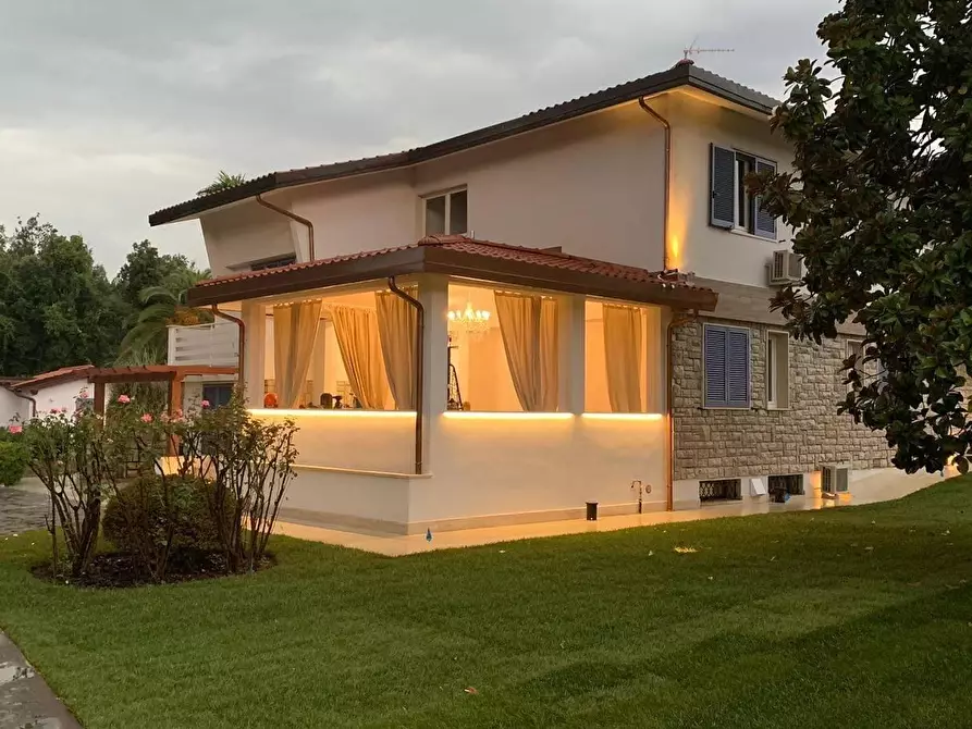 Immagine 5 di Villa in affitto  a Pietrasanta