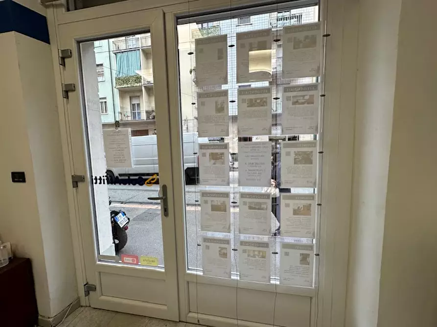Immagine 1 di Negozio in vendita  a Torino