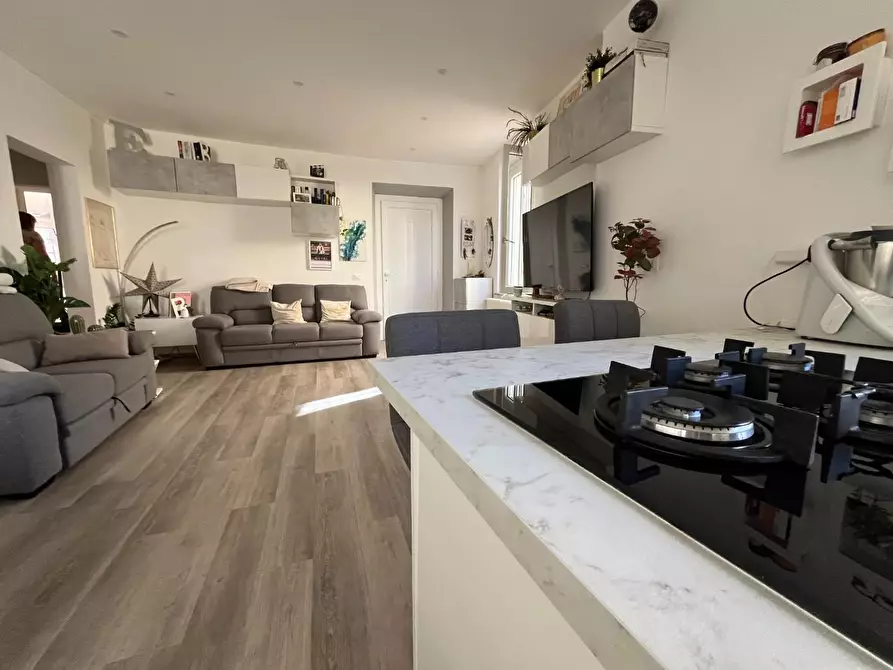 Immagine 12 di Appartamento in vendita  a Lucca