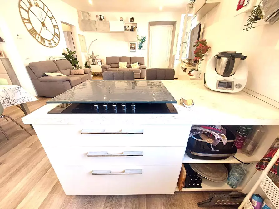 Immagine 7 di Appartamento in vendita  a Lucca