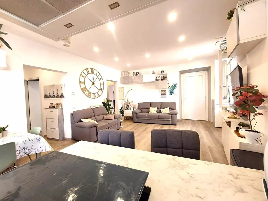 Immagine 5 di Appartamento in vendita  a Lucca