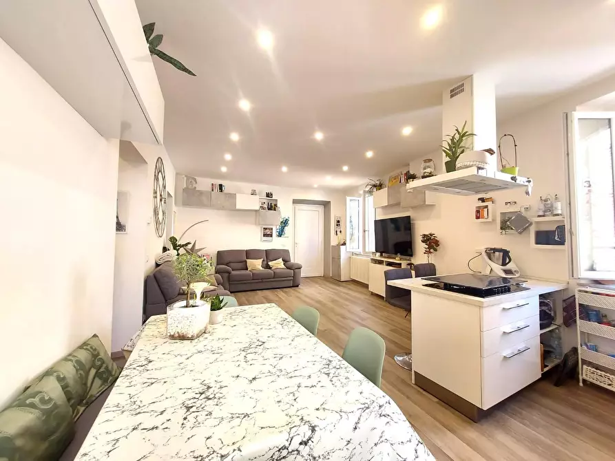 Immagine 2 di Appartamento in vendita  a Lucca