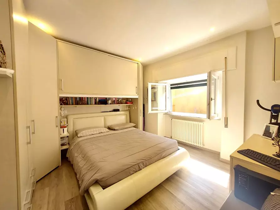 Immagine 15 di Appartamento in vendita  a Lucca