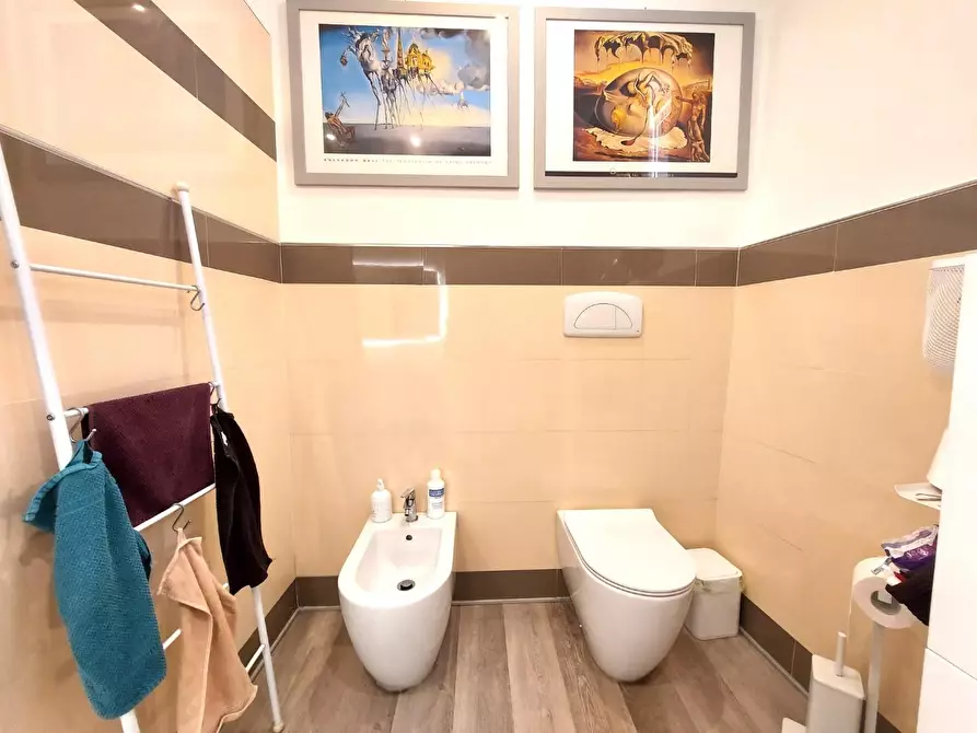 Immagine 30 di Appartamento in vendita  a Lucca