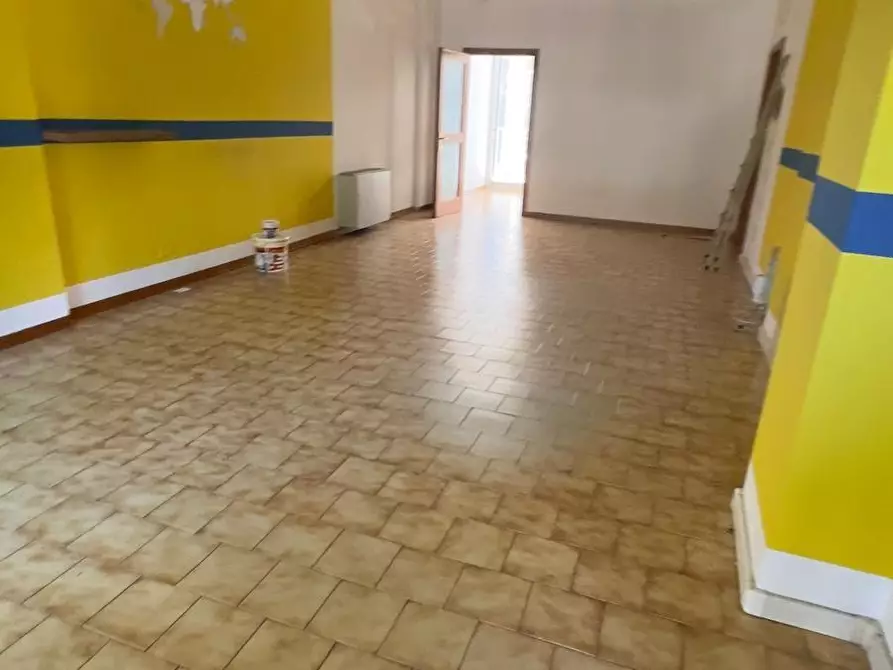 Immagine 10 di Locale commerciale in vendita  a Colle Di Val D'elsa