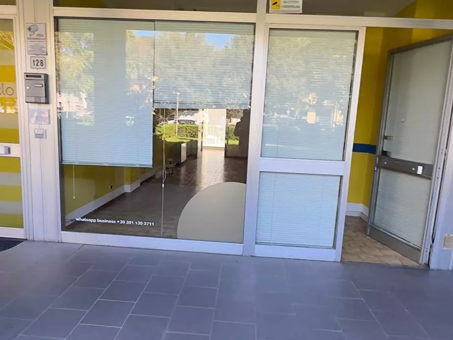 Immagine 9 di Locale commerciale in vendita  a Colle Di Val D'elsa