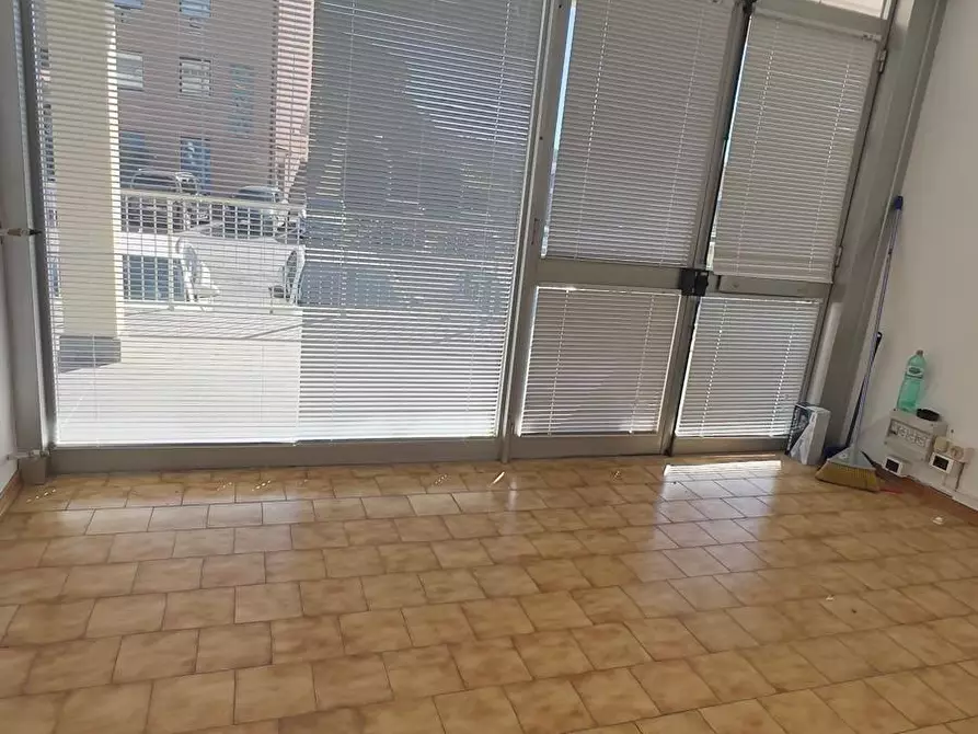 Immagine 1 di Locale commerciale in vendita  a Colle Di Val D'elsa