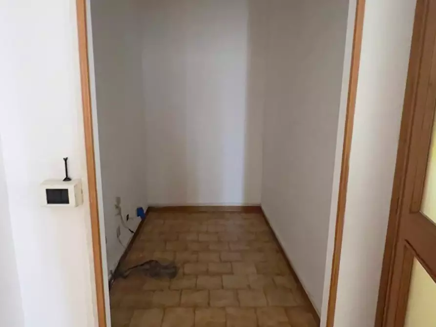 Immagine 13 di Locale commerciale in vendita  a Colle Di Val D'elsa