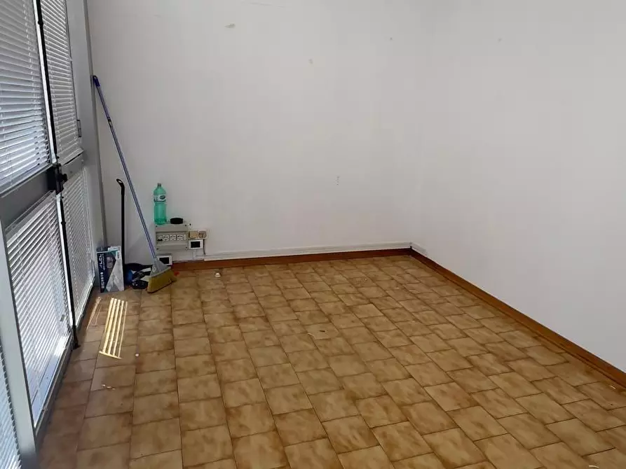 Immagine 2 di Locale commerciale in vendita  a Colle Di Val D'elsa