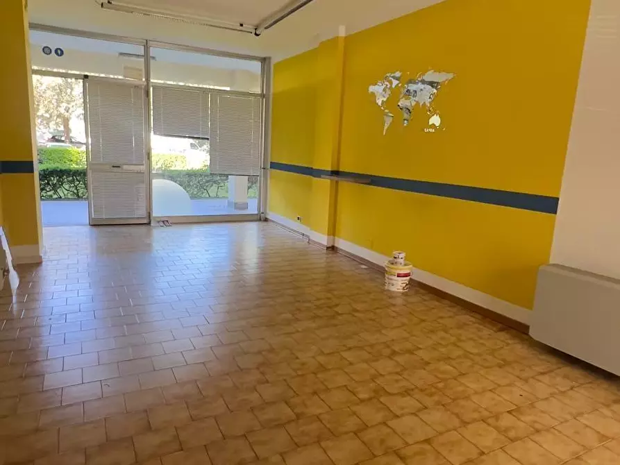 Immagine 4 di Locale commerciale in vendita  a Colle Di Val D'elsa