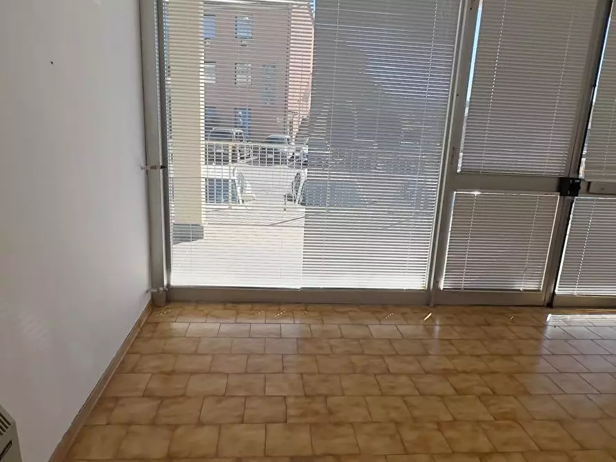 Immagine 17 di Locale commerciale in vendita  a Colle Di Val D'elsa