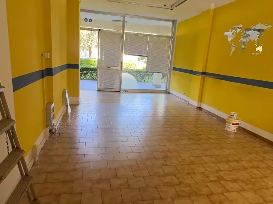 Immagine 5 di Locale commerciale in vendita  a Colle Di Val D'elsa