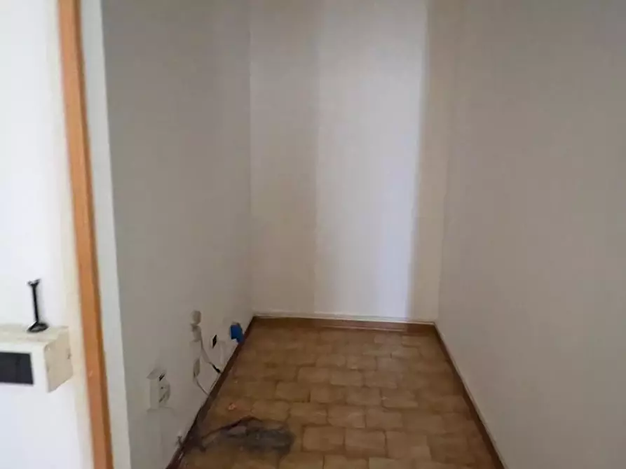 Immagine 14 di Locale commerciale in vendita  a Colle Di Val D'elsa