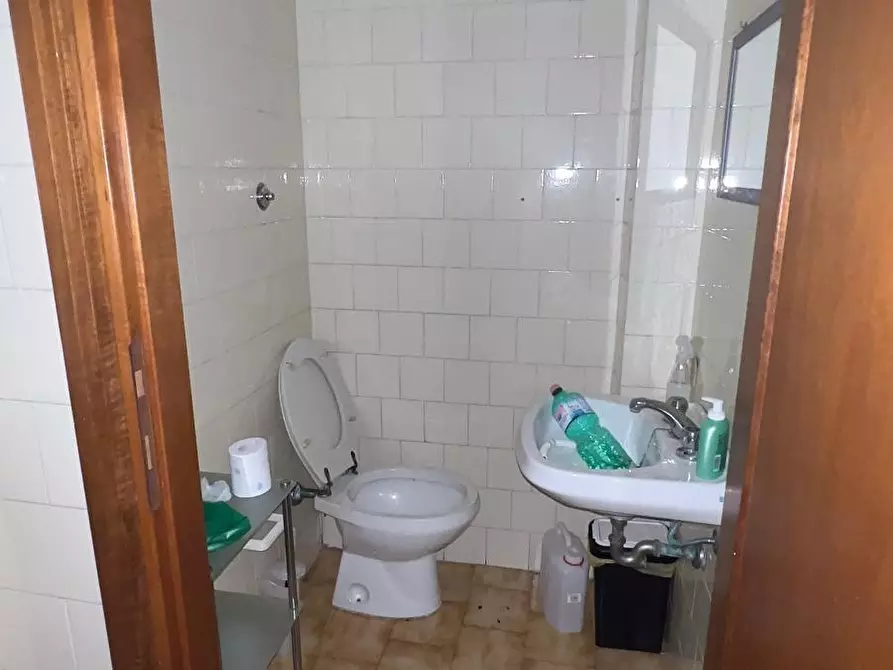 Immagine 16 di Locale commerciale in vendita  a Colle Di Val D'elsa