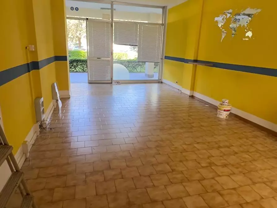 Immagine 3 di Locale commerciale in vendita  a Colle Di Val D'elsa