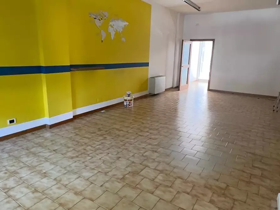 Immagine 8 di Locale commerciale in vendita  a Colle Di Val D'elsa