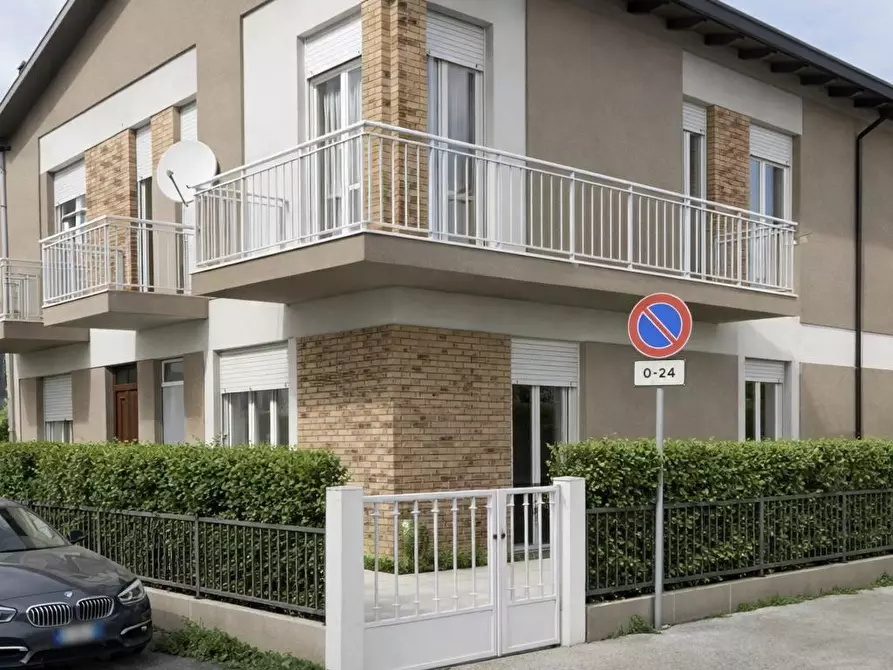 Immagine 2 di Casa trifamiliare in vendita  a Viareggio