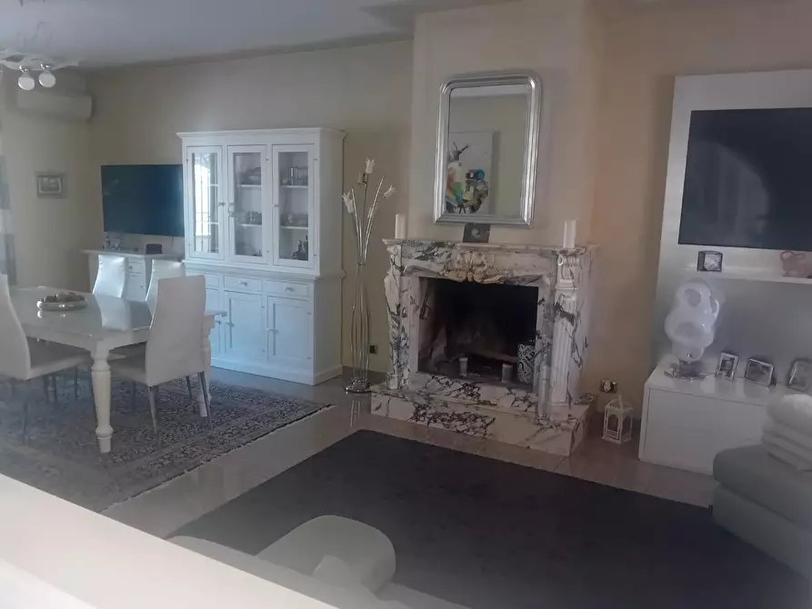 Immagine 2 di Villetta a schiera in vendita  a Carmignano