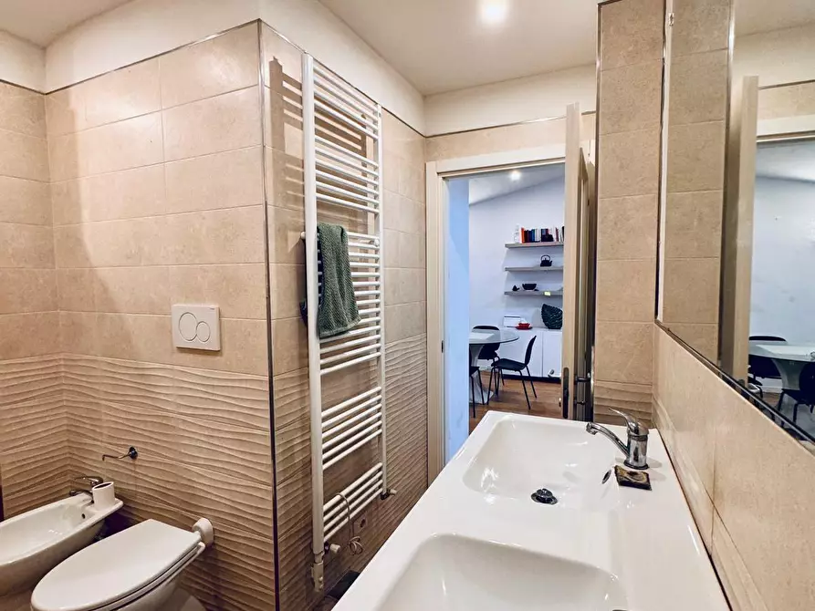 Immagine 16 di Appartamento in vendita  a Lucca