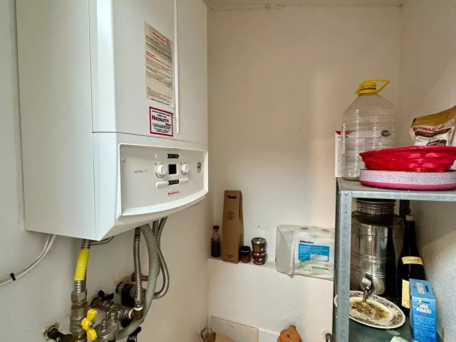 Immagine 12 di Appartamento in vendita  a Lucca