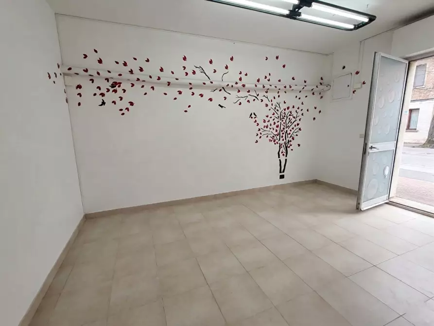 Immagine 1 di Negozio in vendita  a Ponsacco