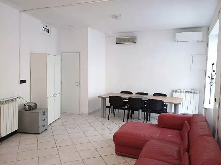 Immagine 5 di Appartamento in vendita  a Livorno