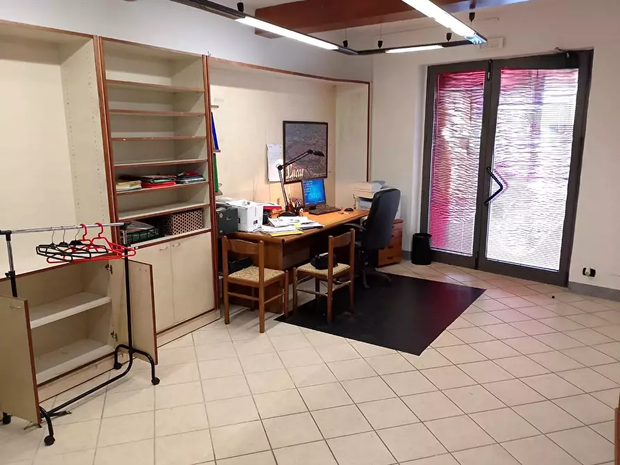 Immagine 1 di Locale commerciale in vendita  a Lucca