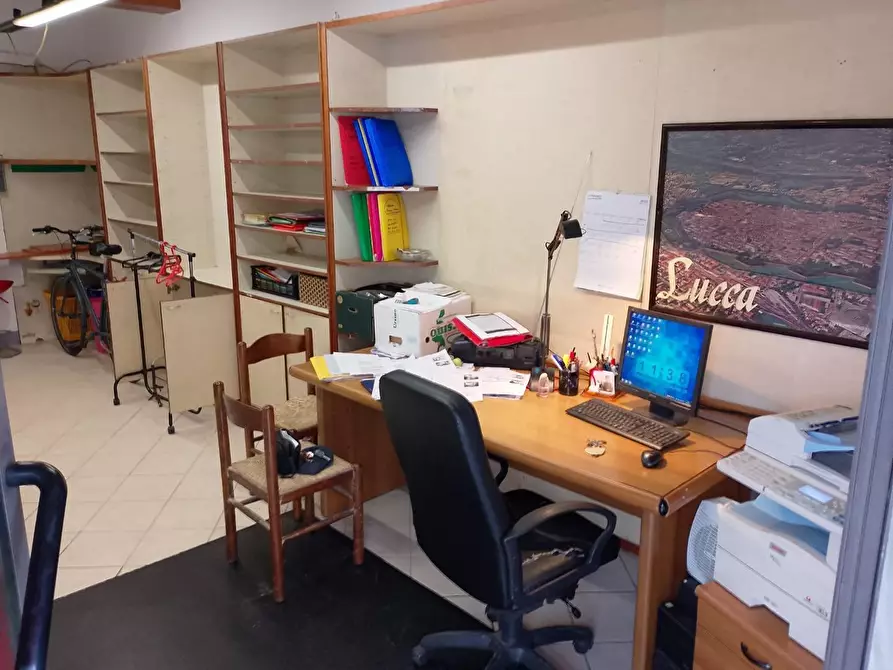 Immagine 8 di Locale commerciale in vendita  a Lucca