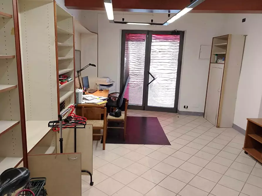 Immagine 2 di Locale commerciale in vendita  a Lucca