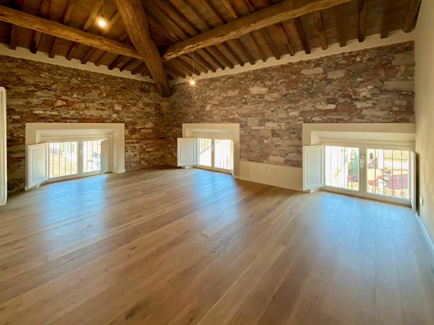 Immagine 12 di Appartamento in vendita  a Lucca