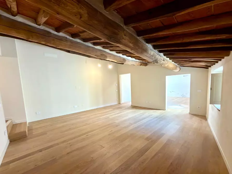 Immagine 8 di Appartamento in vendita  a Lucca