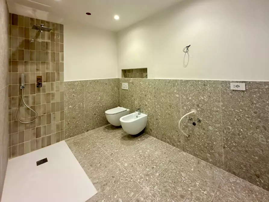 Immagine 21 di Appartamento in vendita  a Lucca