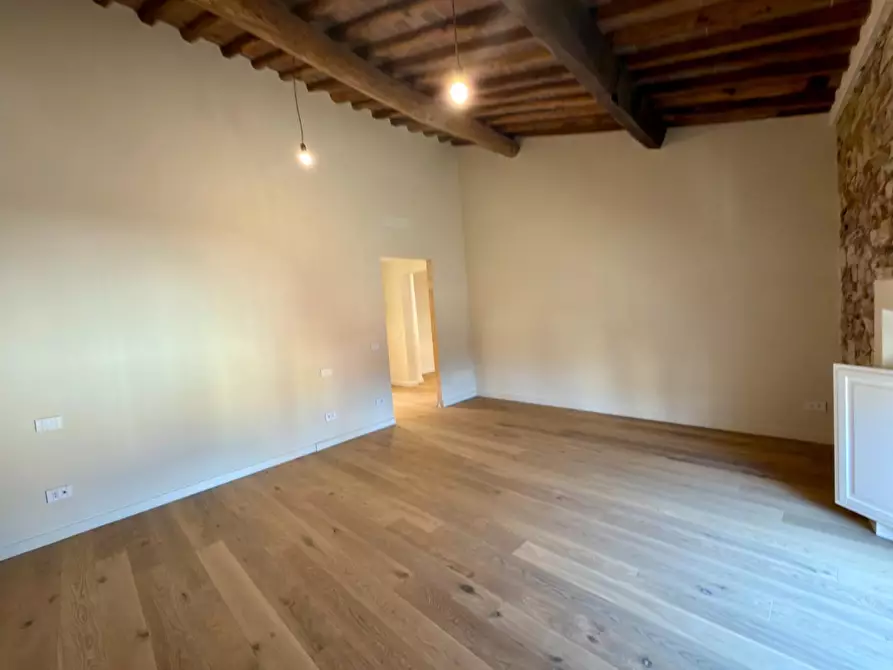 Immagine 18 di Appartamento in vendita  a Lucca