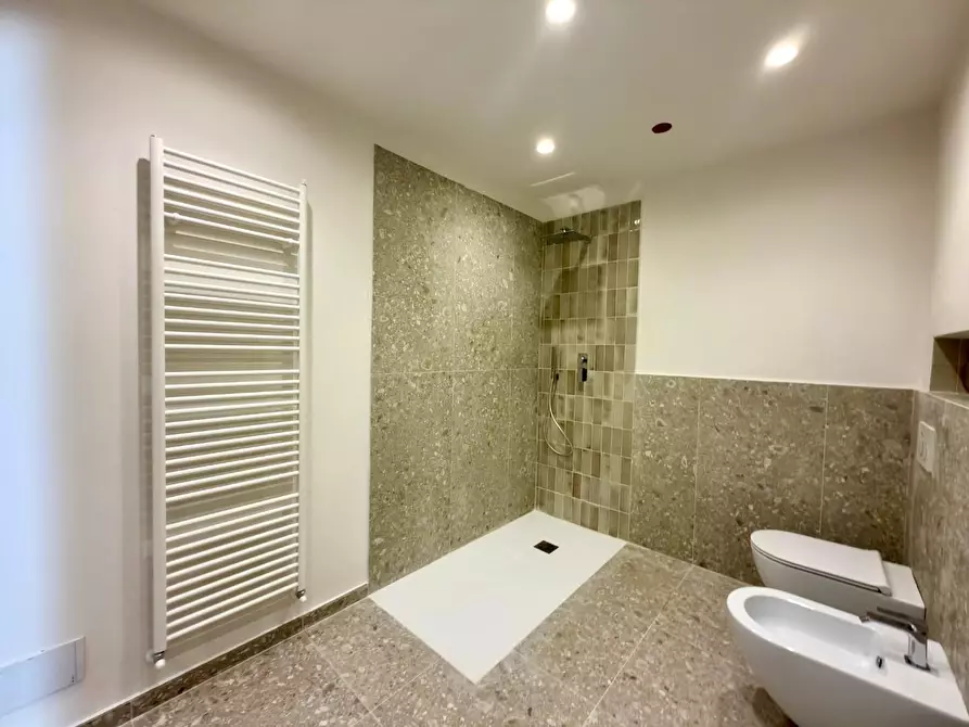 Immagine 22 di Appartamento in vendita  a Lucca