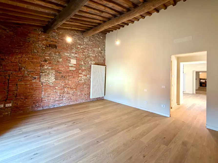 Immagine 17 di Appartamento in vendita  a Lucca