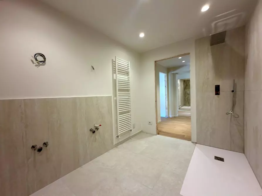 Immagine 20 di Appartamento in vendita  a Lucca