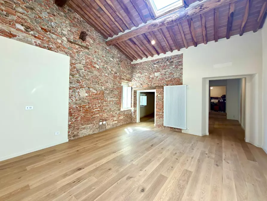 Immagine 11 di Appartamento in vendita  a Lucca