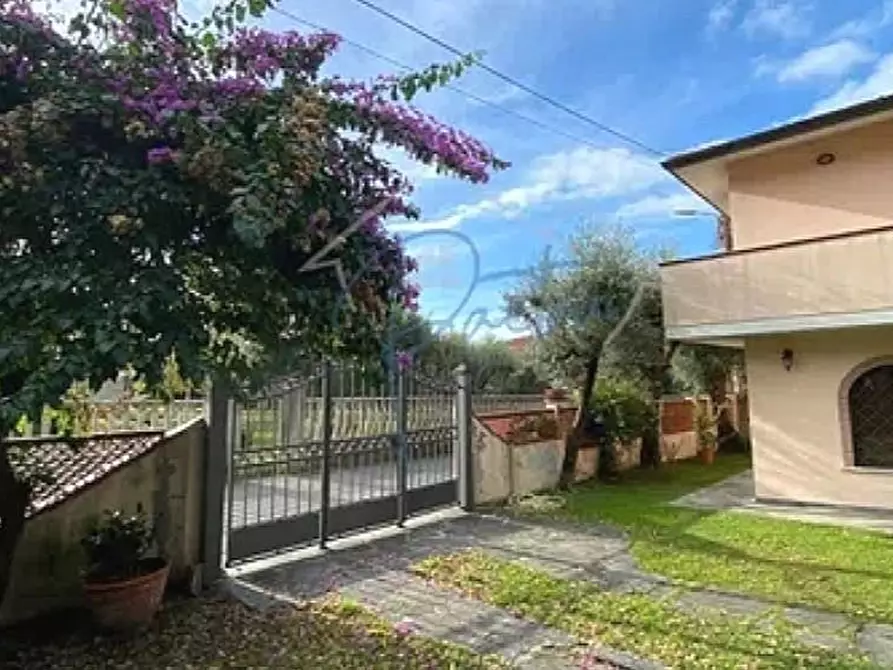 Immagine 1 di Casa bifamiliare in vendita  a Montignoso