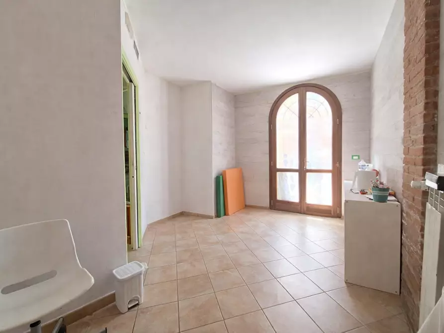 Immagine 22 di Locale commerciale in vendita  a Cascina