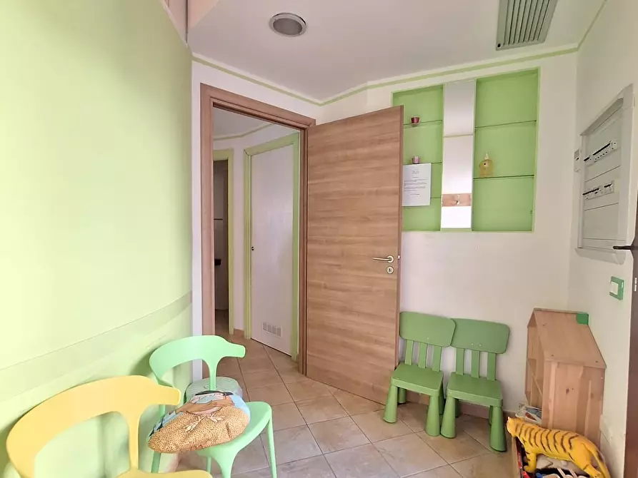 Immagine 9 di Locale commerciale in vendita  a Cascina