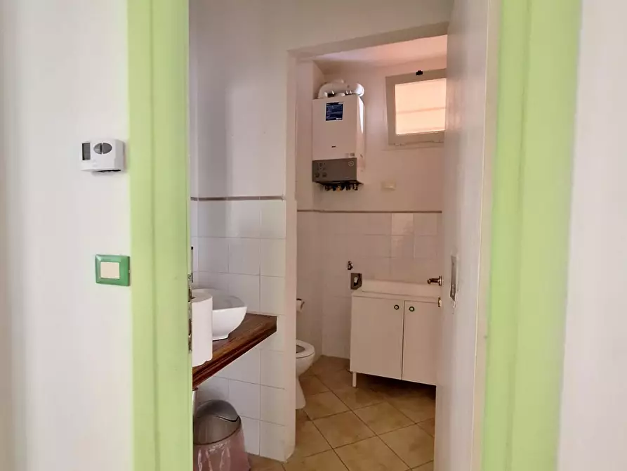 Immagine 11 di Locale commerciale in vendita  a Cascina