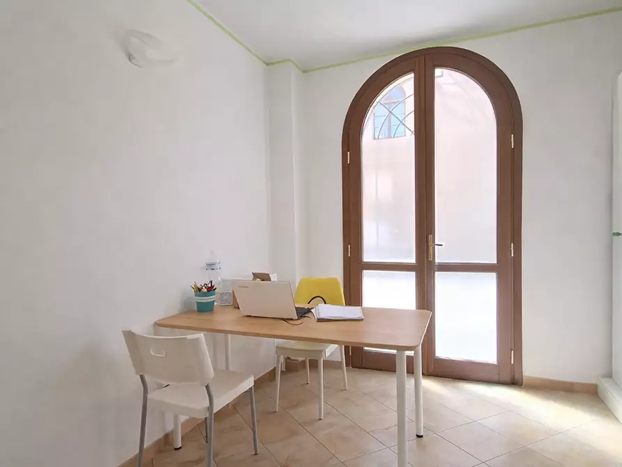 Immagine 2 di Locale commerciale in vendita  a Cascina